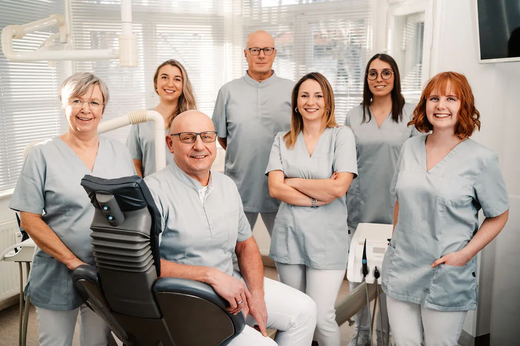 Das Team des hauseigenen Meisterlabors der Zahnarztpraxis in Landsberg.