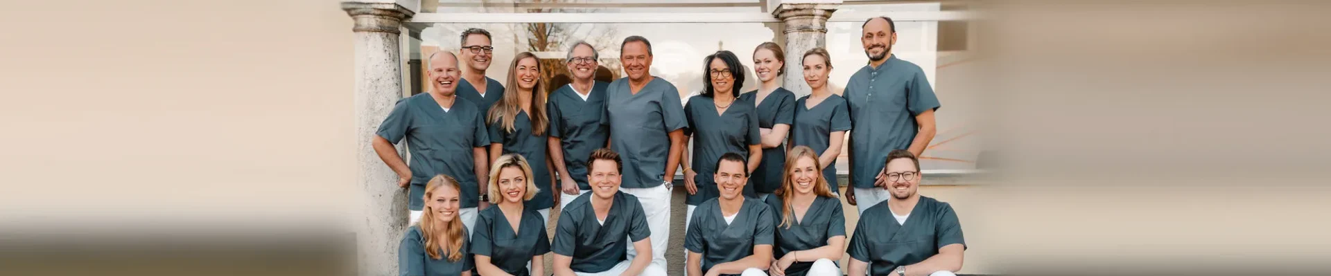 Zahnärzteteam von Dr. Bayer und Kollegen in Landsberg am Lech vor der Praxis.