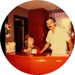 Historisches Foto aus der Geschichte von Dr. Bayer und Kollegen im Jahr 1980.