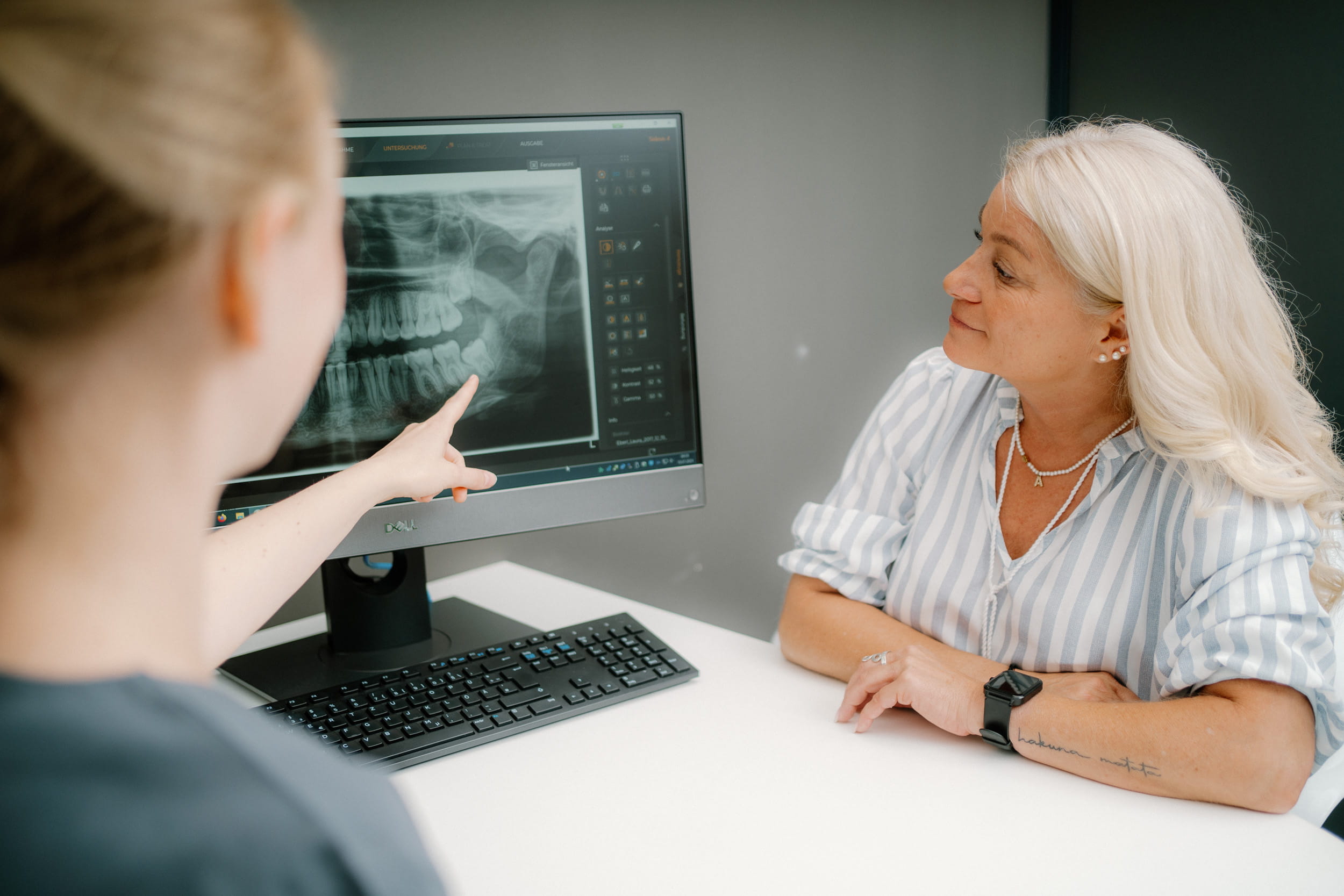 Patientin bei der Besprechung eines Zahnröntgenbildes bei Dr. Bayer und Kollegen in Landsberg am Lech.