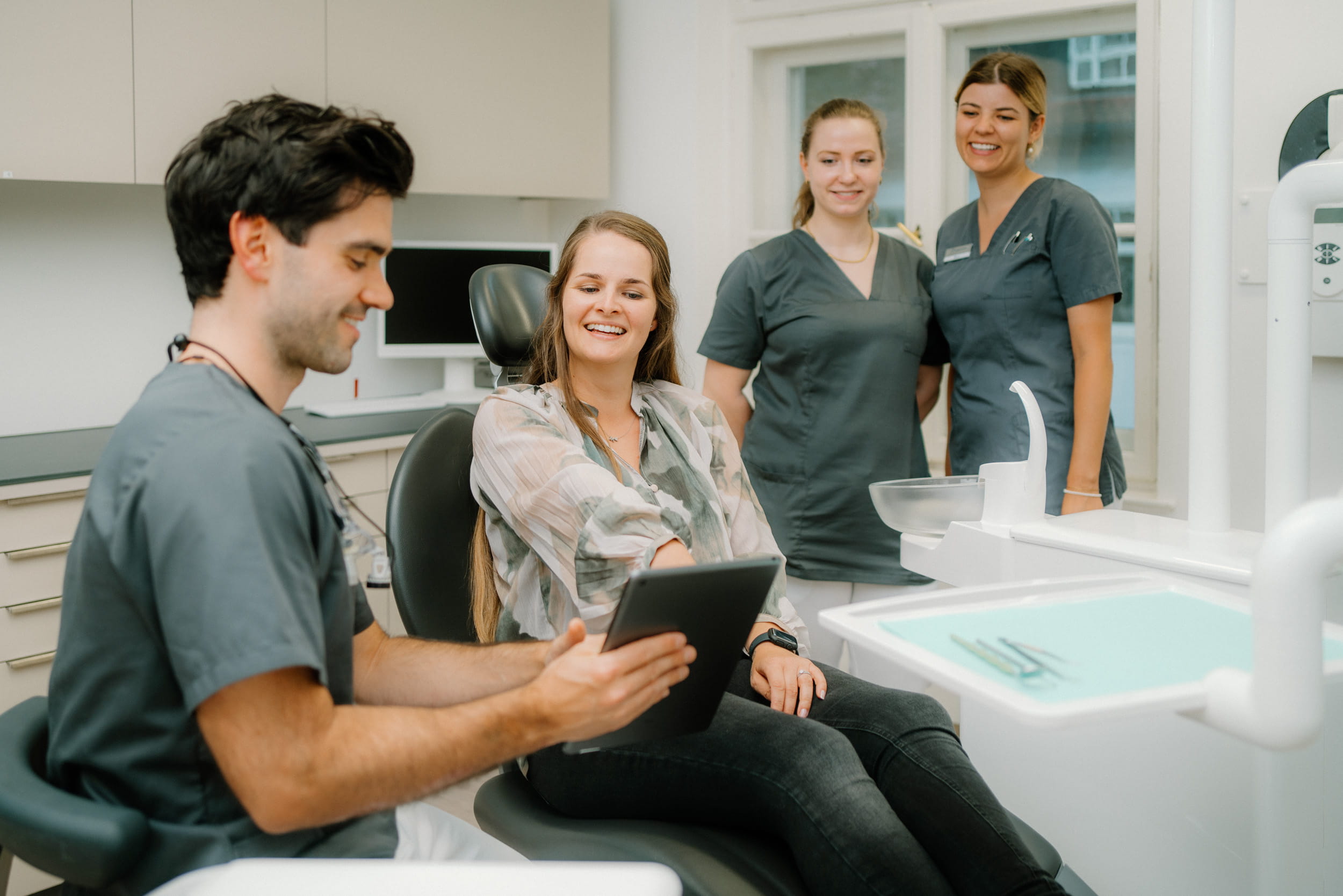 Patientin bei der Nachsorge mit dem Praxisteam von Dr. Bayer und Kollegen in Landsberg am Lech.